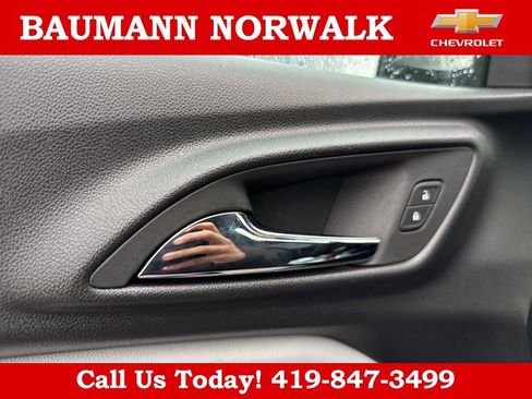 Used 2025 Chevrolet Trax LT w/ LT Convenience Package FWD image 16