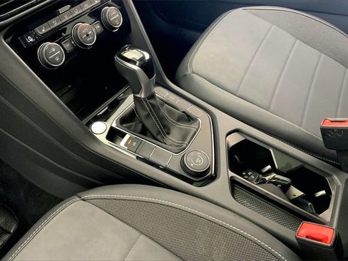 Used 2024 Volkswagen Taos SE image 17