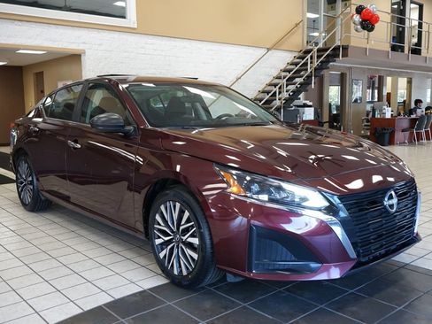 Used 2024 Nissan Altima 2.5 SV FWD image 17