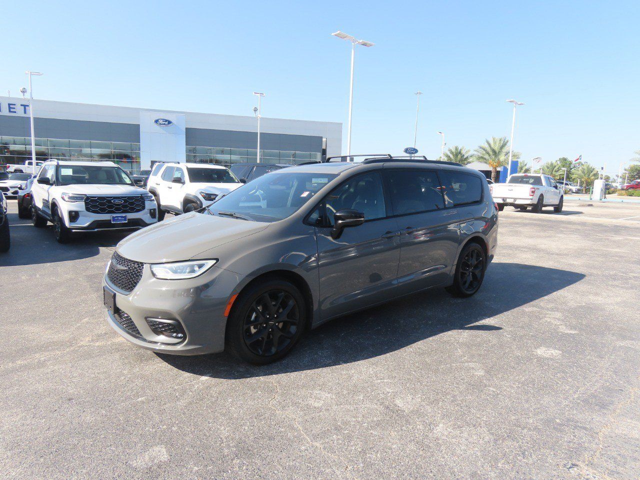 Used 2025 Chrysler Pacifica Limited FWD image 2
