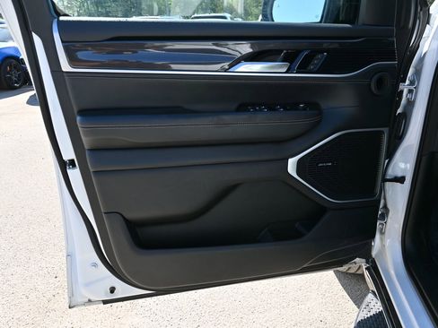 Used 2024 Jeep Wagoneer 4WD image 8