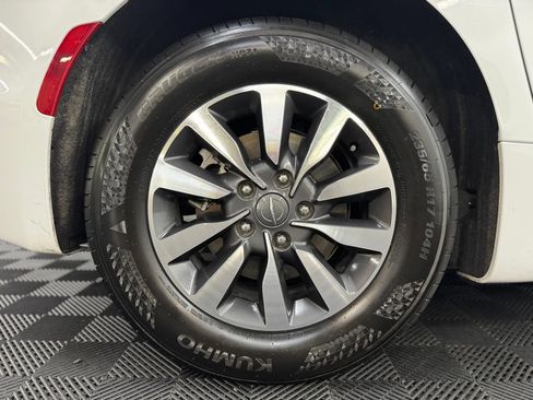 Used 2023 Chrysler Pacifica Limited FWD image 9