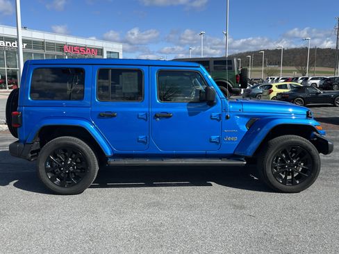 Used 2023 Jeep Wrangler Unlimited Sahara w/ Cold Weather Group AWD/4WD image 2