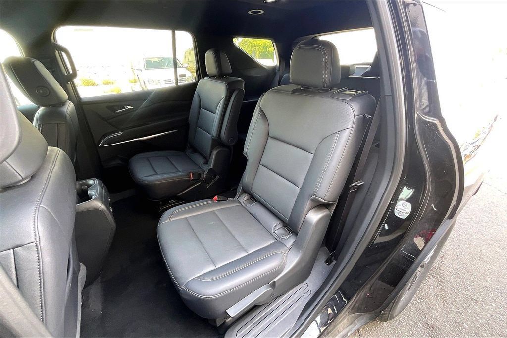 Used 2025 Chevrolet Traverse LT FWD image 25