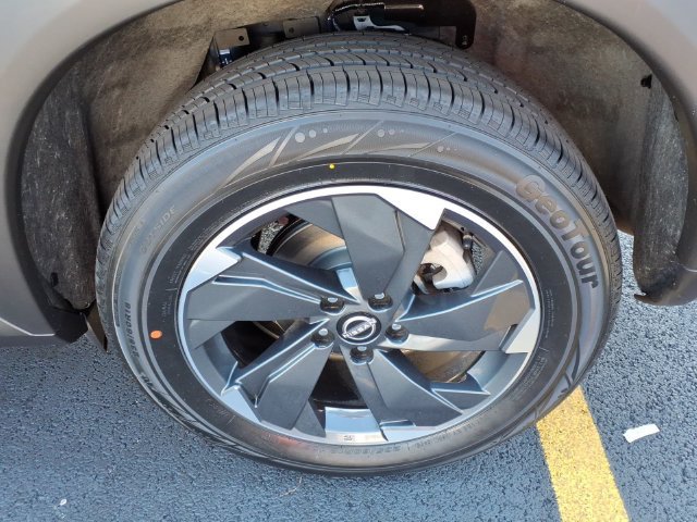 Used 2024 Nissan Rogue SV AWD/4WD image 27