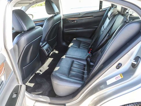 Used 2016 Lexus ES 300h w/ Ultra Luxury Package FWD image 18