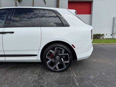 Used 2025 Rolls-Royce Cullinan Black Badge image 12