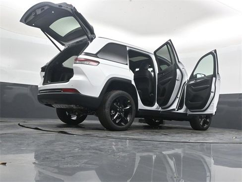 New 2025 Jeep Grand Cherokee Altitude image 50