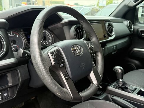Used 2018 Toyota Tacoma TRD Off-Road AWD/4WD image 9
