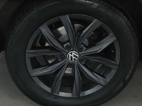 Certified 2024 Volkswagen Tiguan SE w/ Panoramic Sunroof Package AWD/4WD image 12