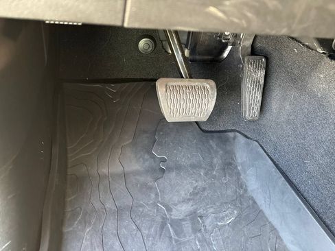 Used 2025 Jeep Gladiator Sport AWD/4WD image 12