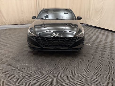 Used 2022 Hyundai Elantra SE image 2