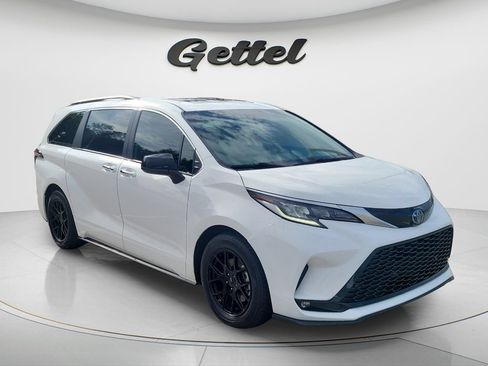 Used 2023 Toyota Sienna XSE FWD image 3