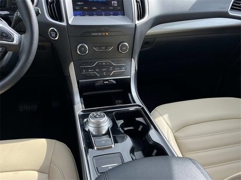 Used 2020 Ford Edge SEL image 16