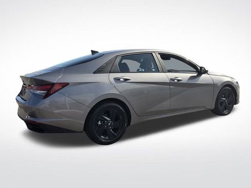 Used 2023 Hyundai Elantra SEL w/ Preferred Accessory Package image 9