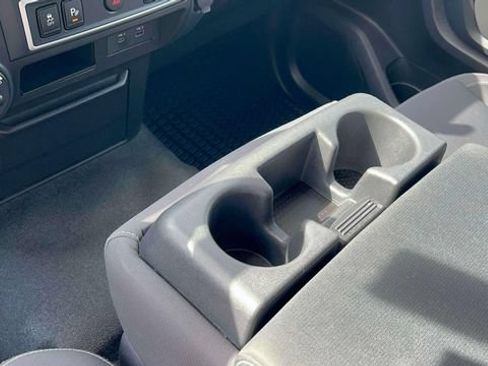 Used 2022 Nissan Titan S AWD/4WD image 18