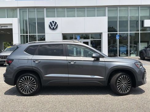 Used 2025 Volkswagen Taos SE w/ Panoramic Sunroof Package FWD image 30
