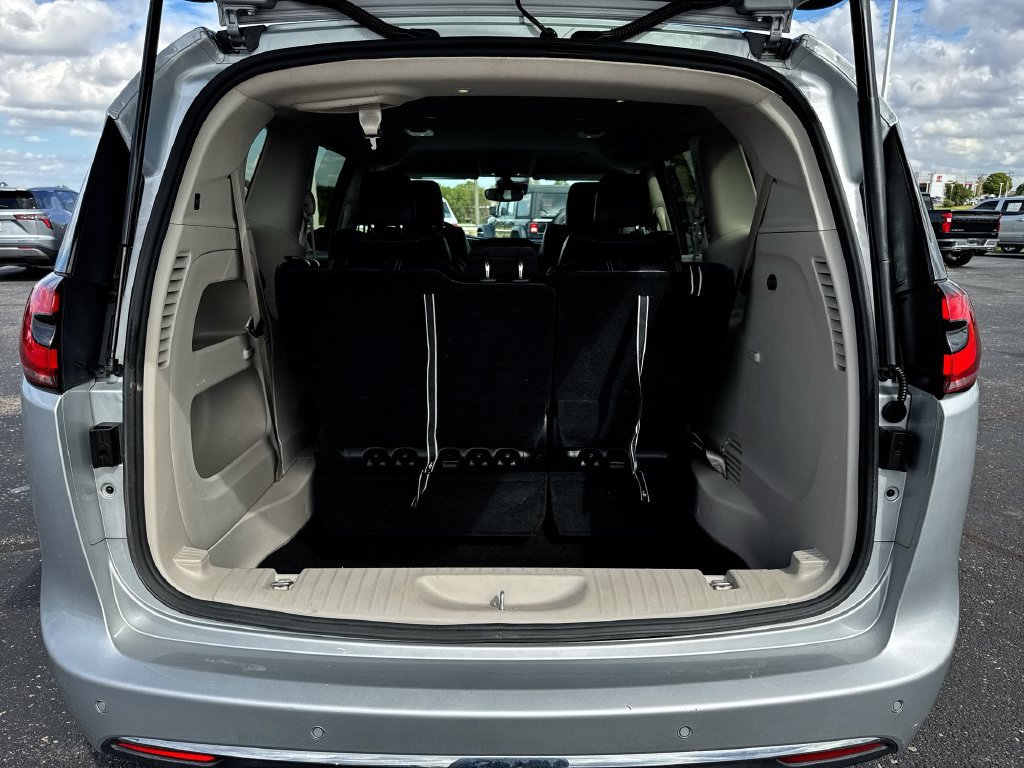 Used 2024 Chrysler Pacifica Touring-L FWD image 23