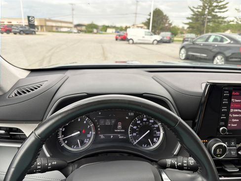 Used 2021 Toyota Highlander XLE AWD/4WD image 27