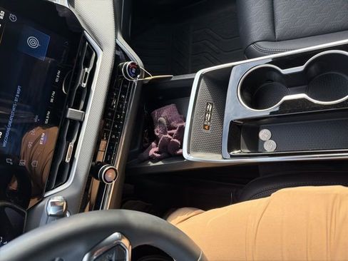 Used 2025 Chevrolet Equinox LT w/ Convenience Package II image 5