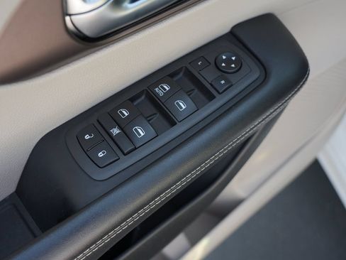 Used 2021 Chrysler Voyager L FWD image 16
