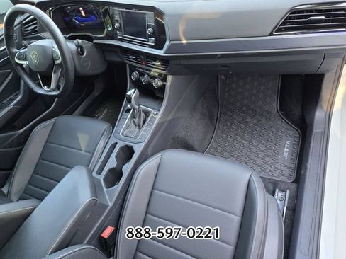Used 2023 Volkswagen Jetta SE FWD image 9
