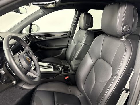 Certified 2025 Porsche Macan image 5