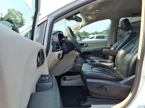 Used 2023 Chrysler Pacifica Touring-L FWD image 16