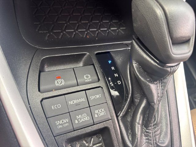 Used 2021 Toyota RAV4 LE AWD/4WD image 23