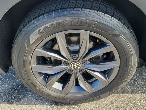 Certified 2023 Volkswagen Tiguan SE w/ Panoramic Sunroof Package FWD image 5