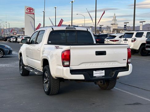 Used 2016 Toyota Tacoma TRD Sport image 3