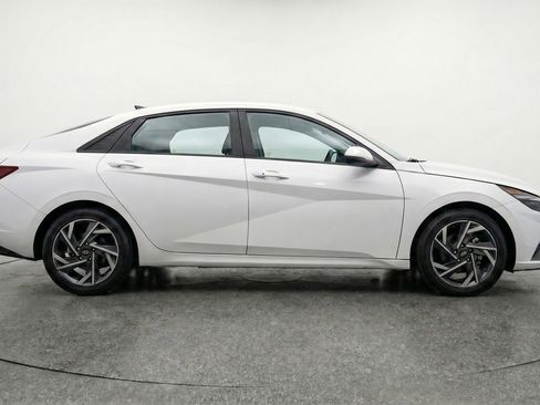 Used 2025 Hyundai Elantra Limited FWD image 11