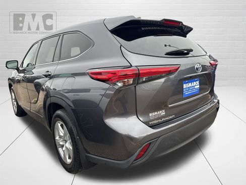 Used 2021 Toyota Highlander LE image 4