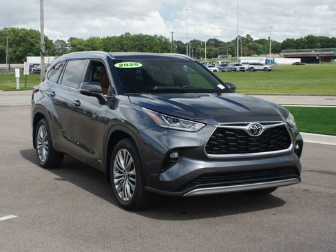 Used 2025 Toyota Highlander Platinum AWD/4WD image 2