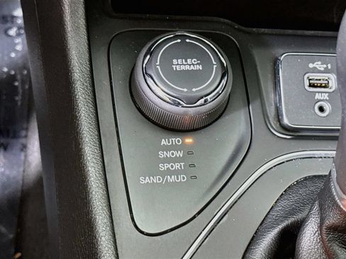 Used 2021 Jeep Cherokee Latitude Lux w/ Sun & Sound Group AWD/4WD image 13