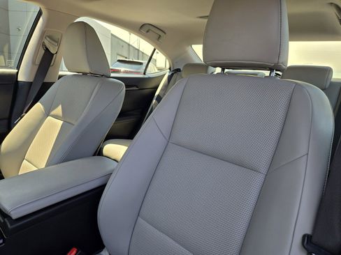 Used 2017 Lexus ES 300h w/ Navigation System Package FWD image 16
