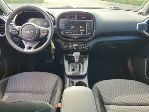 Used 2025 Kia Soul LX w/ LX Technology Package FWD image 10