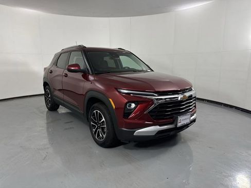 Used 2024 Chevrolet TrailBlazer LT w/ Convenience Package AWD/4WD image 3