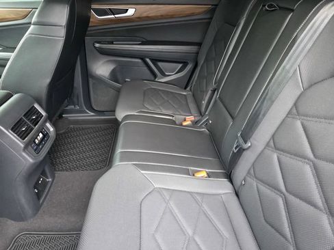 Used 2024 Volkswagen Atlas SE FWD image 12