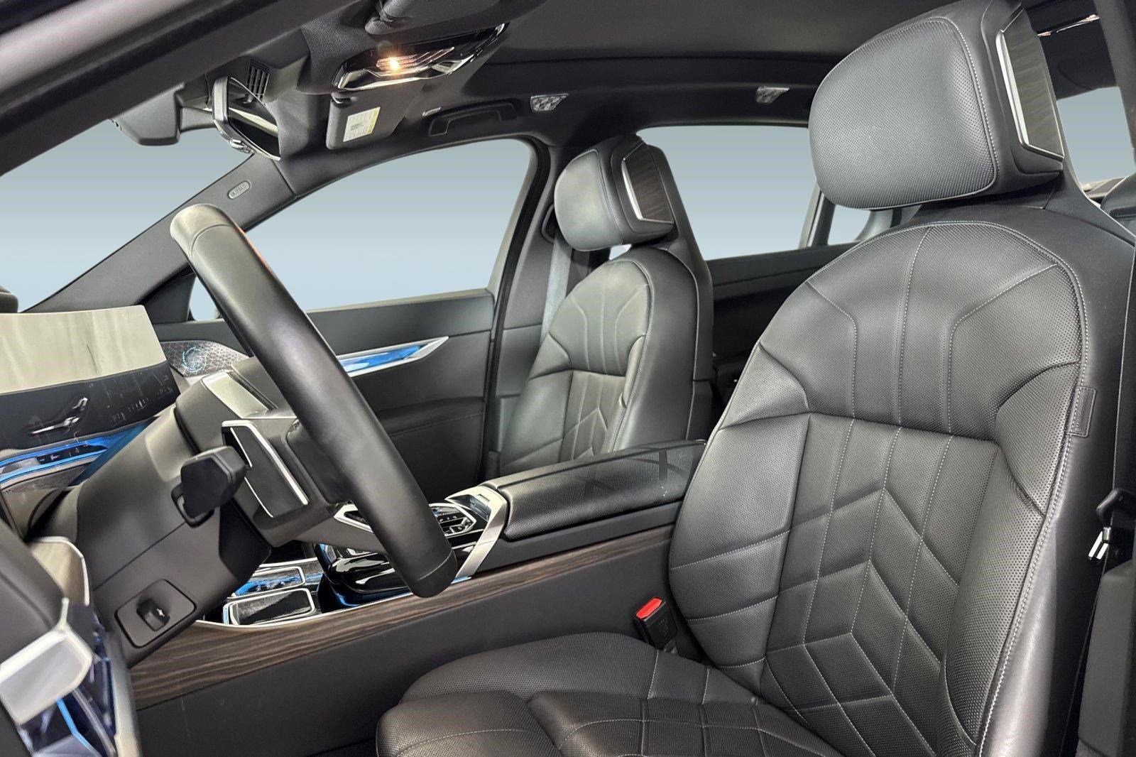 Certified 2023 BMW i7 xDrive60 AWD/4WD image 5