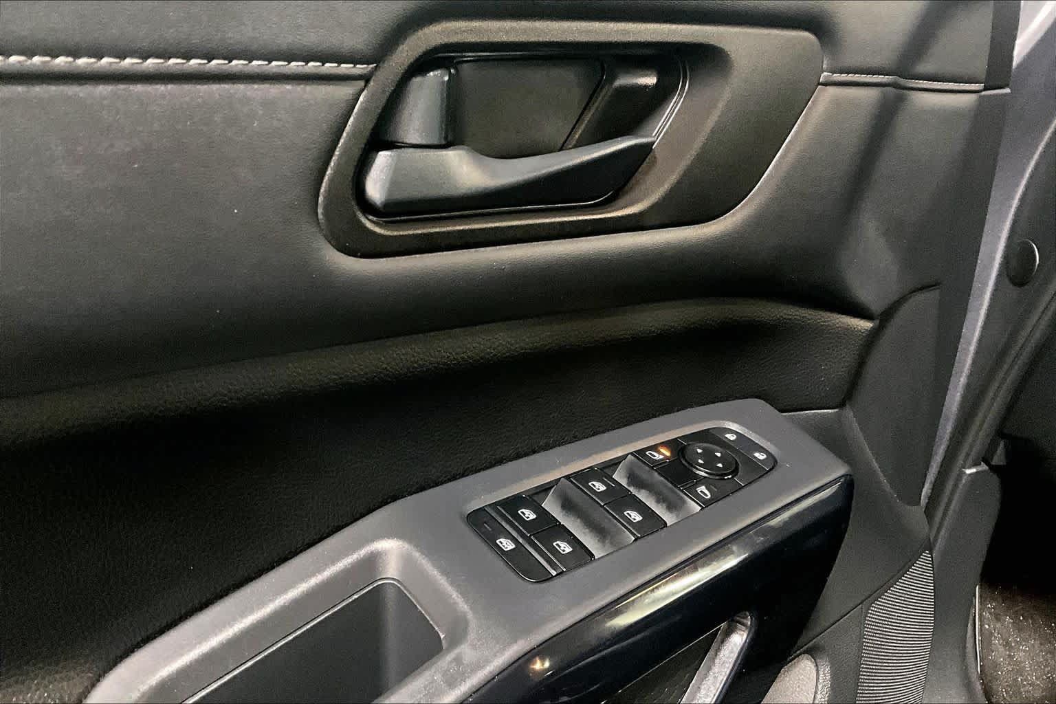 Used 2025 Nissan Pathfinder SV AWD/4WD image 31