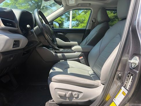 Used 2021 Toyota Highlander XLE AWD/4WD image 22