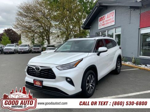 Used 2023 Toyota Highlander XLE AWD/4WD image 1