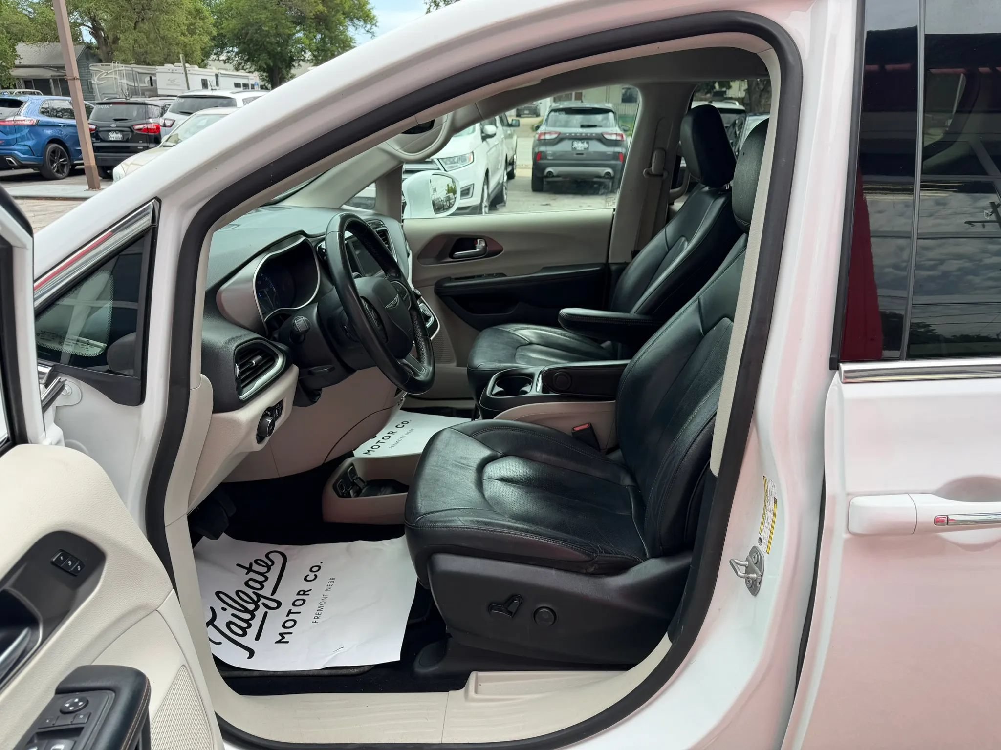 Used 2020 Chrysler Pacifica Touring-L FWD image 10