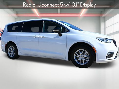 Used 2024 Chrysler Pacifica Touring-L image 4