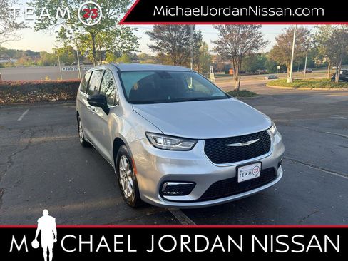 Used 2024 Chrysler Pacifica Touring-L image 1