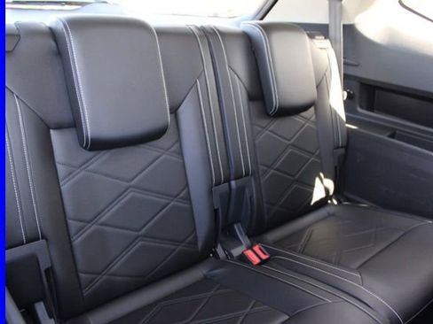 Used 2025 Volkswagen Atlas SE AWD/4WD image 25