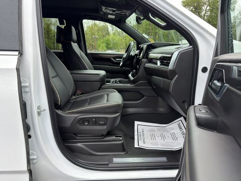 Used 2025 GMC Yukon XL Elevation w/ Elevation Premium Package AWD/4WD image 13