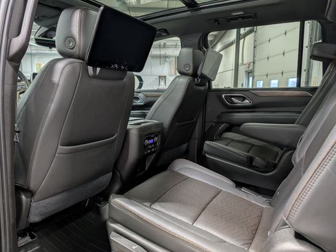 Used 2021 Chevrolet Suburban High Country AWD/4WD image 18