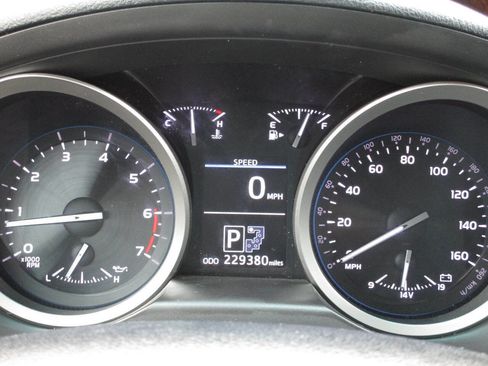 Used 2014 Toyota Land Cruiser image 17